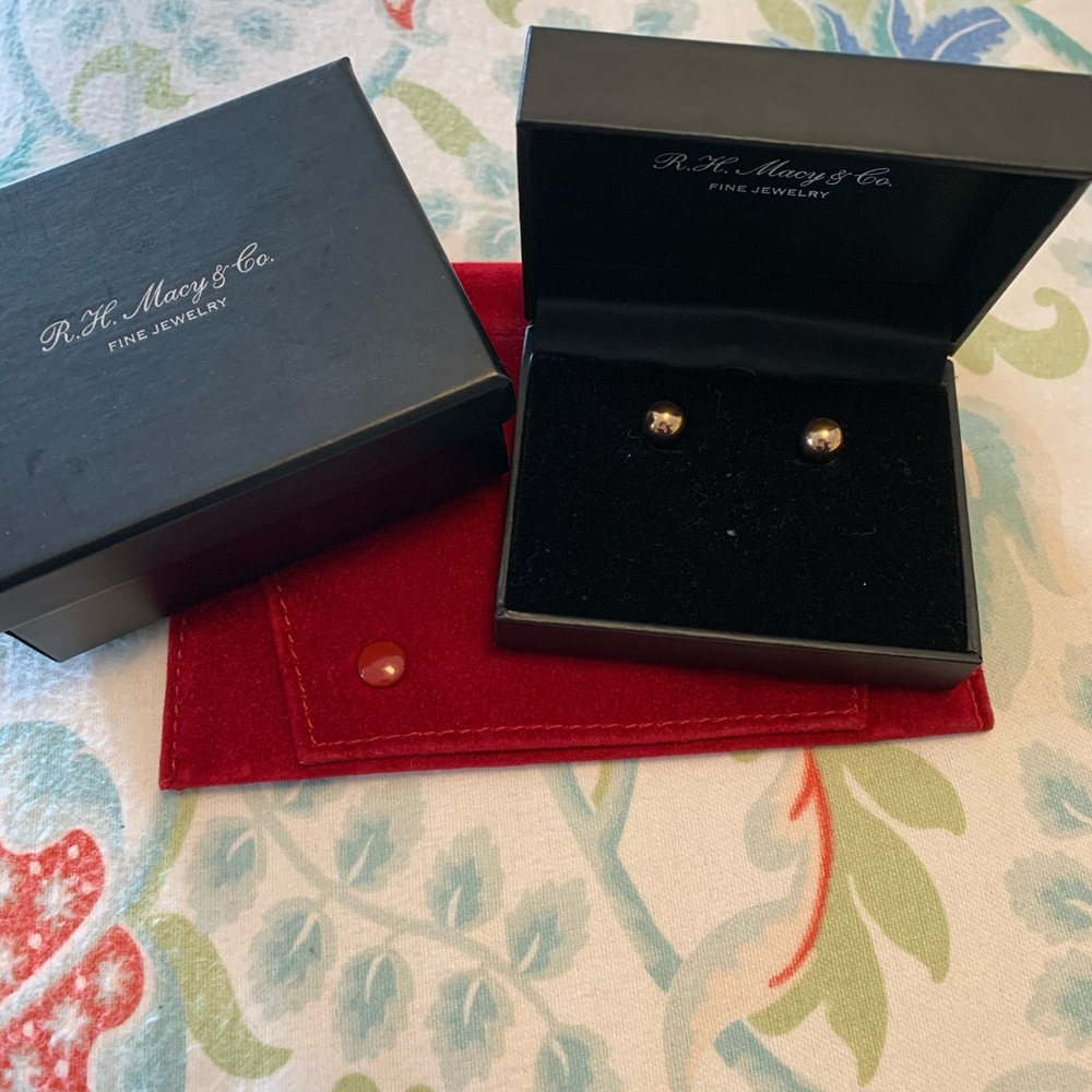 14kt. Gold beaded stud earrings with box